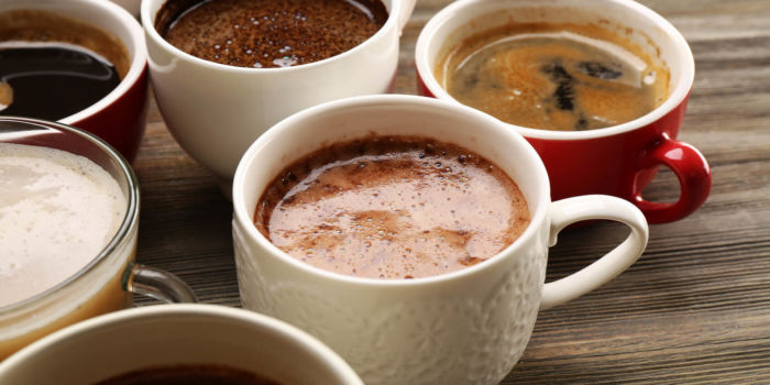 Kaffee Tassen auf Holztisch