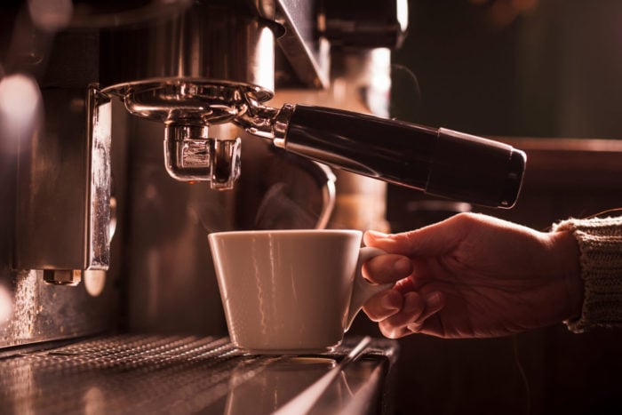 Kaffee kommt aus Kaffeemaschine