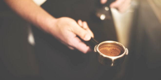 Barista mit Kaffeesatz