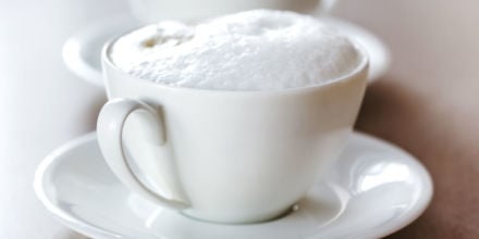 Milchschaum in weißer Tasse perfekt zubereitet