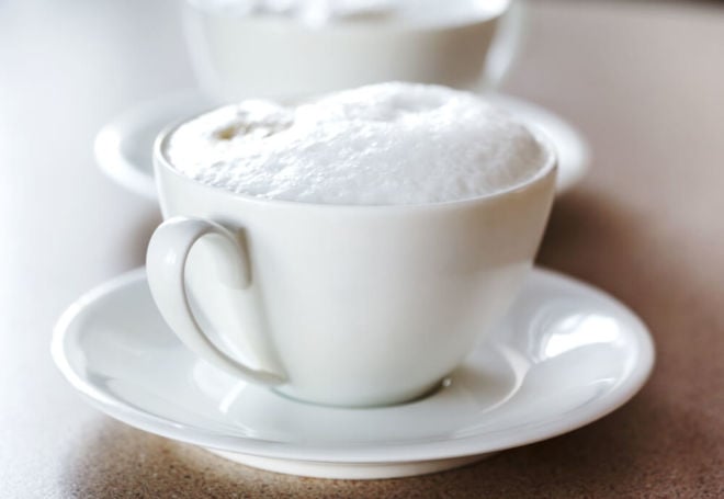 Milchschaum in weißer Tasse perfekt zubereitet