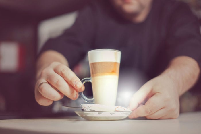 Zuberietung des perfekten Milchschaums