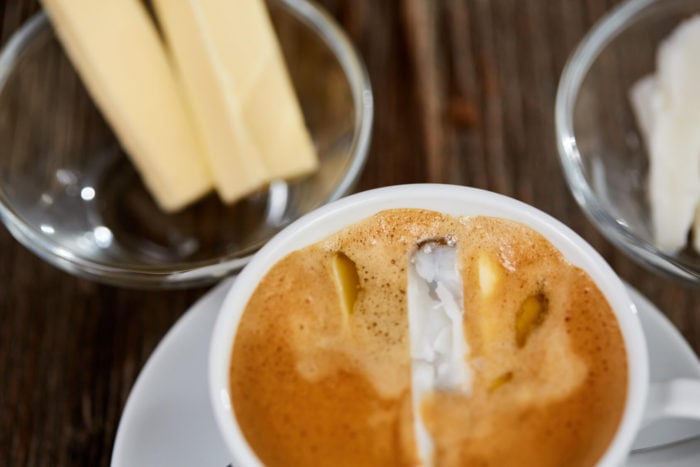 Bulletproof Kaffee mit Butter und Kokosöl