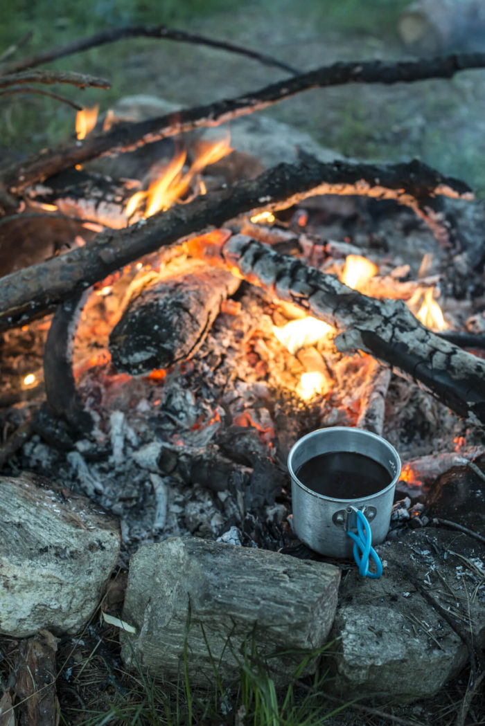 Kaffeebecher am Lagerfeuer