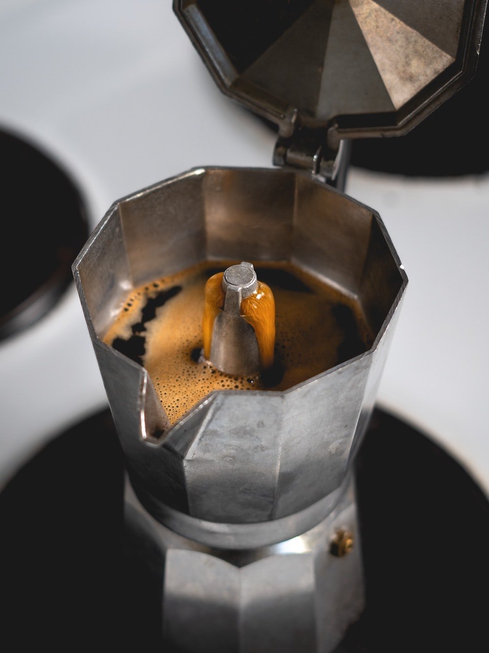 bialetti espressokocher kaffeezubereitung auf herdplatte