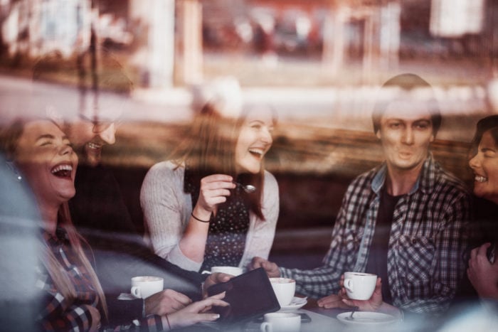 Freunde trinken Milchkaffee im Cafe