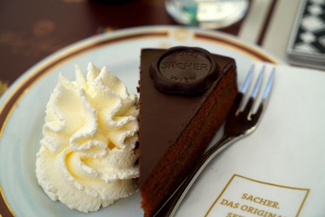 Sacher Torte auf Tisch