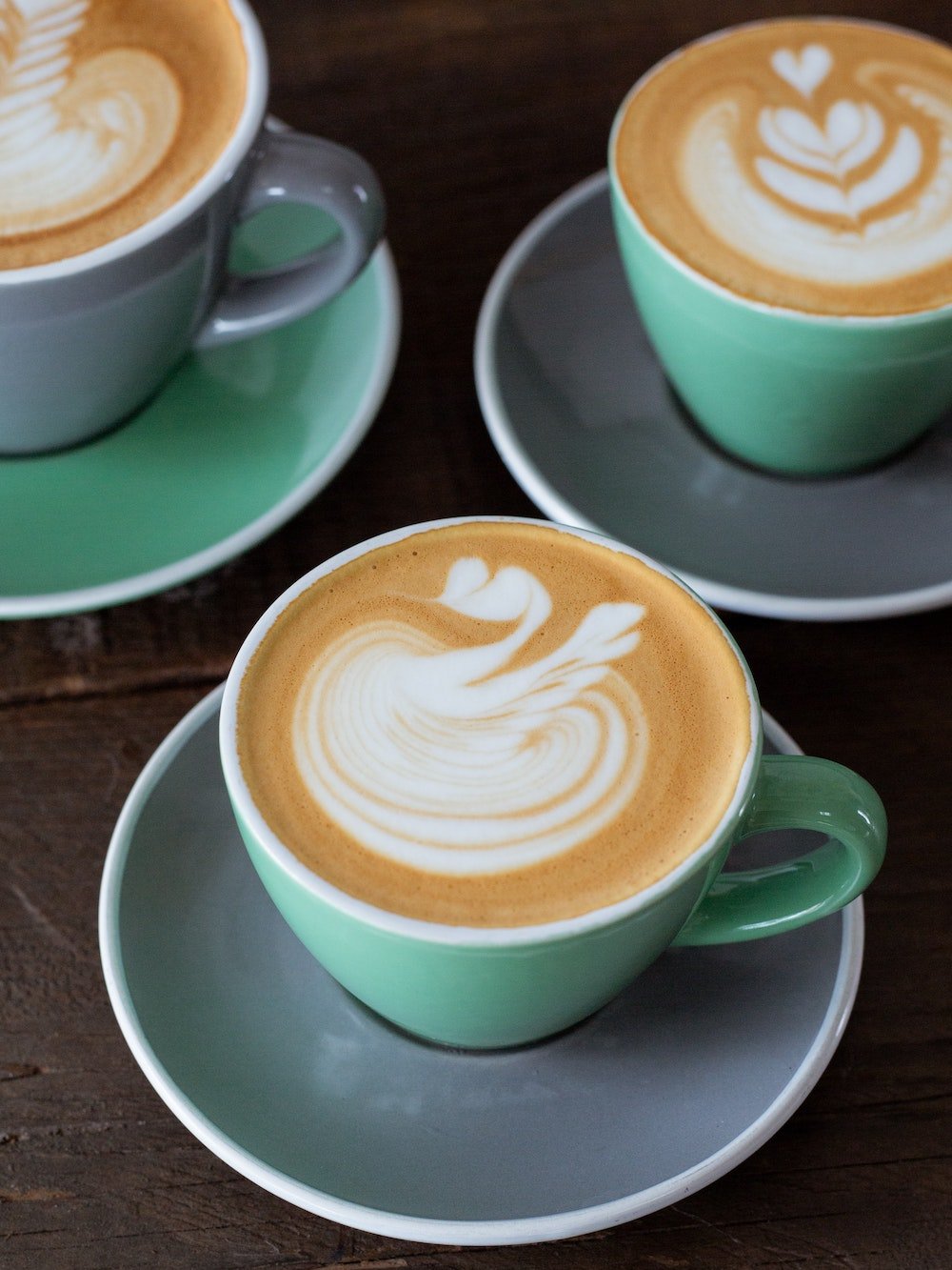 cappuccinos mit milch auf tisch