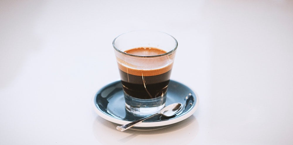 Crema auf einem Espresso in Glas
