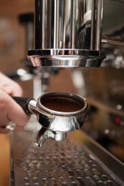 Kaffeepulver im Siebträger für Espresso Macchiato