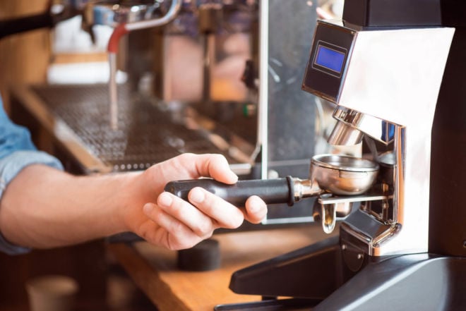 Kaffeevollautomat richtig einstellen mit dem optimalen Mahlgrad