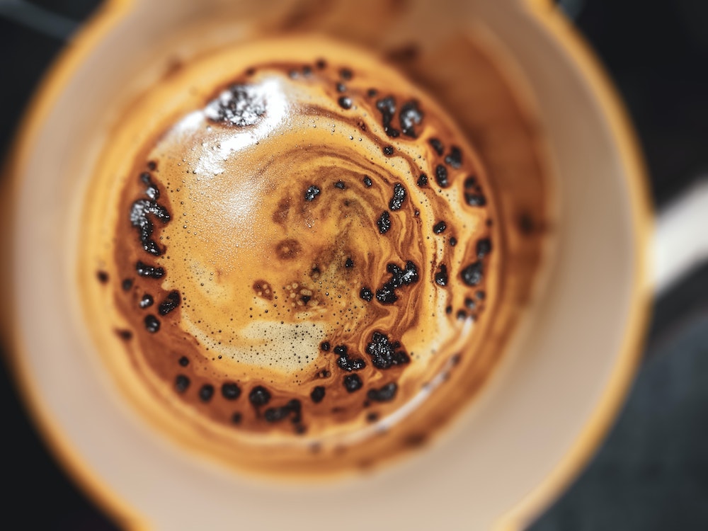Instant Kaffee in Tasse aufgelöst
