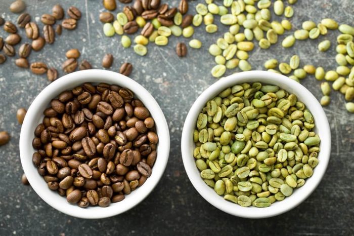 Kaffeebohnen geröstet und roh