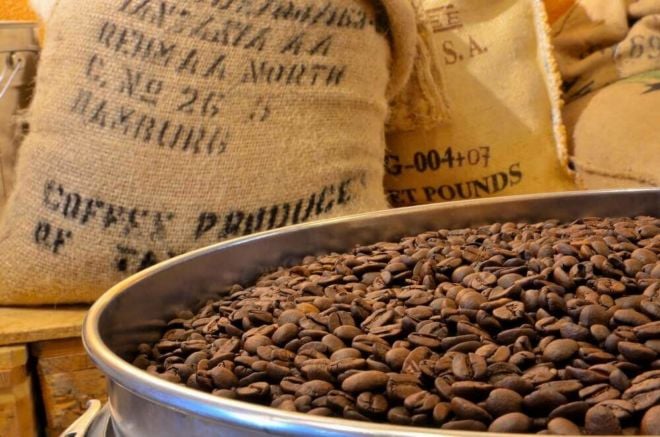 Kaffeebohnen und Kaffeesäcke
