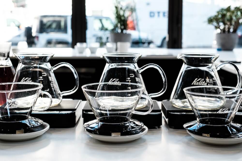 Filterkaffee in Kannen und Handfiltern beim Third Wave Coffee Cupping