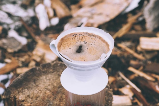 früh am morgen pour over kaffee in dripper