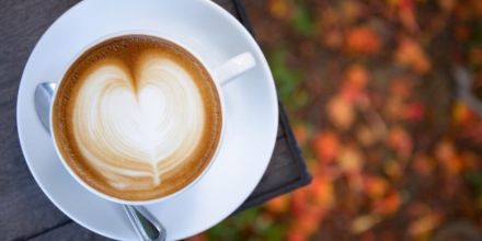 café au lait steht auf einem Tisch im herbst