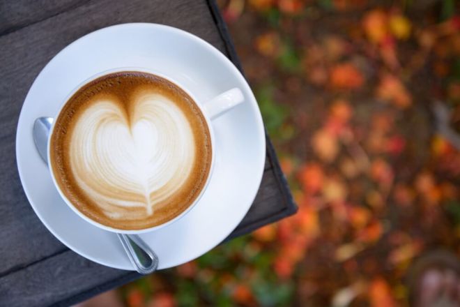 café au lait steht auf einem Tisch im herbst