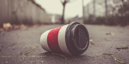 weggeworfener Pappbecher liegt auf dem Boden