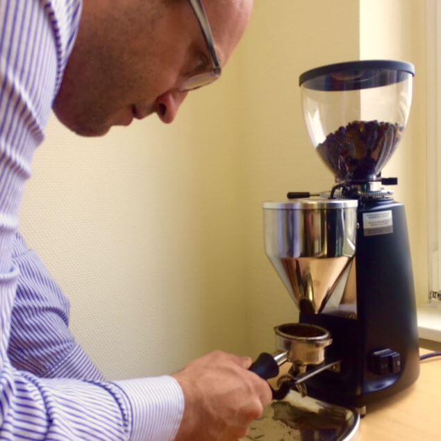 Kaffee wird gemahlen für den Kaffeebohnen Test