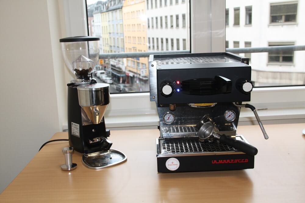 Siebtraeger La Marzocco neben Roester
