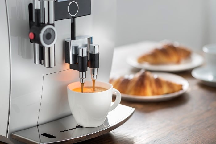 Espressotasse wird durch Vollautomat gefuellt