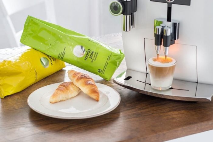 Kaffeebohnen-Test Vollautomat milchkaffee daneben croissants