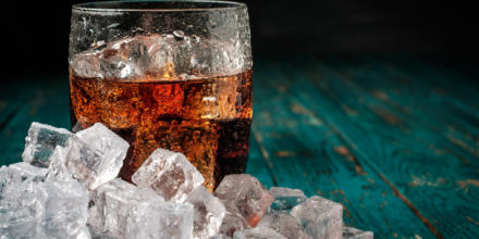 Coca Cola Glas mit Eiswürfeln