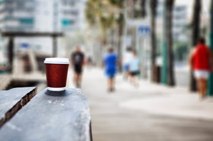 Coffee to Go Becher im Hintergrund unscharf Stadtszene