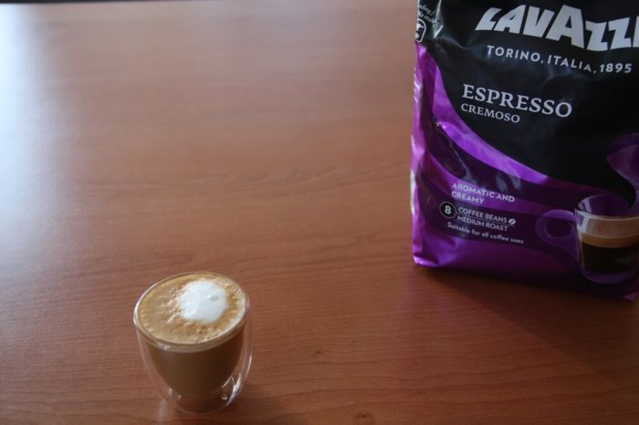 Espresso Cremoso Lavazza Espresso und Verpackung