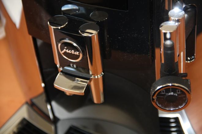 Jura E8 Nahaufnahme frontal Kaffeeauslauf