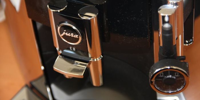 Jura E8 Nahaufnahme frontal Kaffeeauslauf