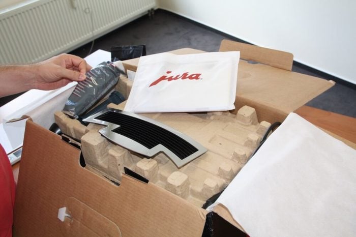 Jura E8 Verpackung geoeffnet