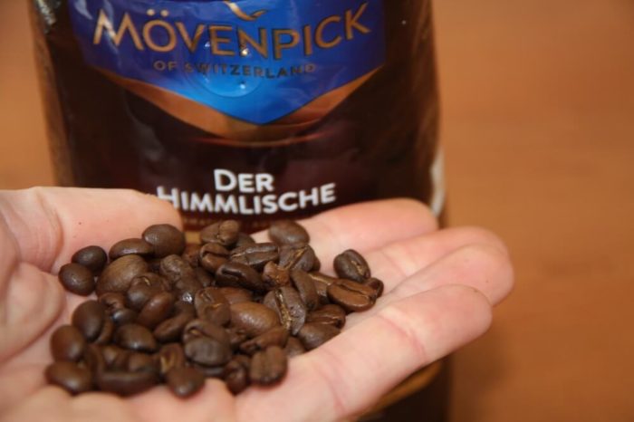 Mövenpick der Himmlische Bohnen in der Hand