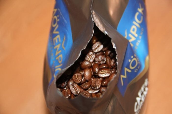 Mövenpick Caffè Crema Verpackung geöffnet Kaffeebohnen