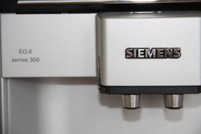 Kaffeeauslauf der Siemens EQ6 300 in Nahaufnahme