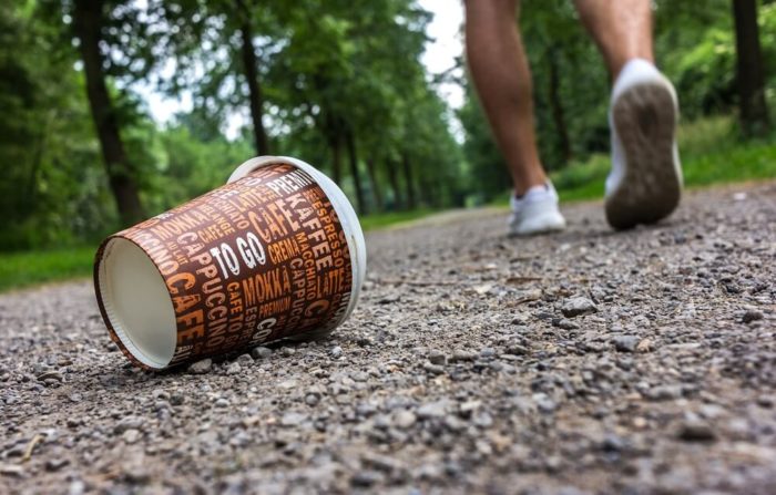 kaffee pappbecher liegt auf dem Boden