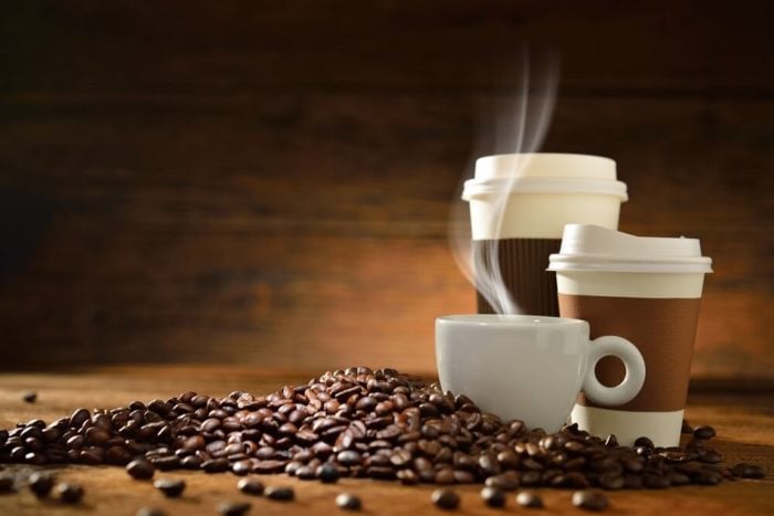 tasse-pappbecher-Mehrwegbecher-Kaffeebohnen