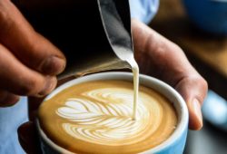 Barista-gießt-latte-art-in-tasse