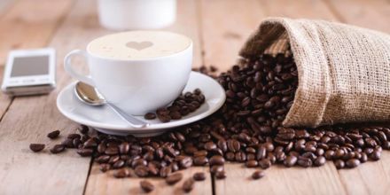 Bourbon-kaffee-tasse-ausgeschütteter-sack-bohnen