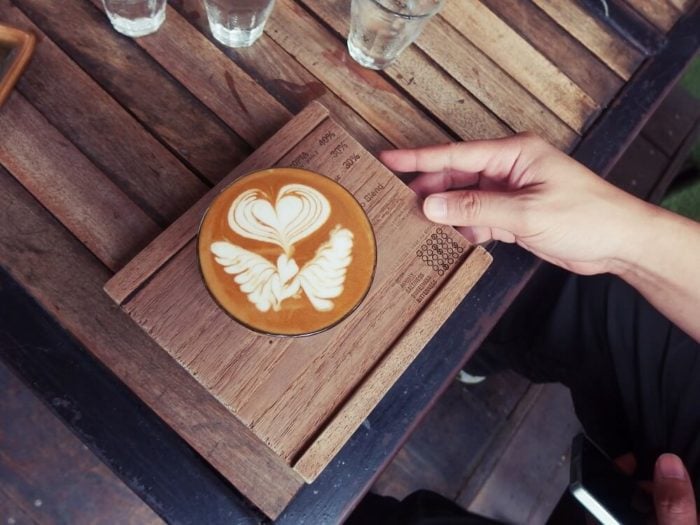 Latte-Art-auf-Tablett