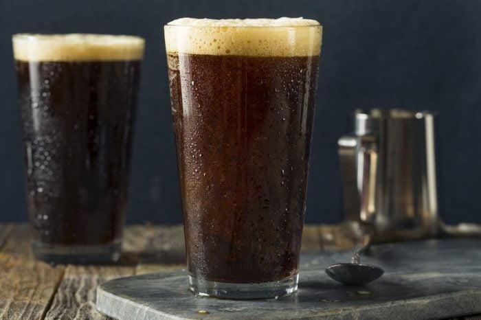Nitro-kaffee-zwei-gläser-milchkännchen
