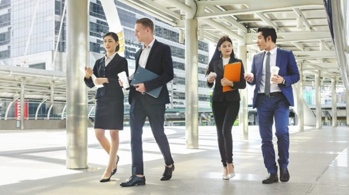 Spekulationsgeschäft-kaffee-Geschäftsleute-laufen-kaffeebecher