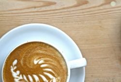 kaffeetasse-auf-holztisch-latte-art-wm