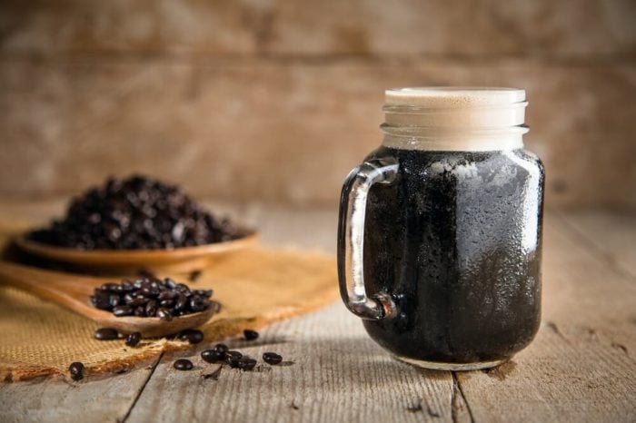 nitro-kaffee-glas-kaffeebohnen-sack