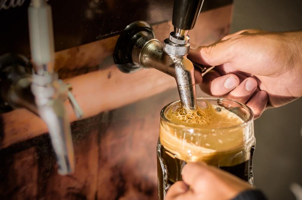 nitro-kaffee-zapfanlage-Bierglas
