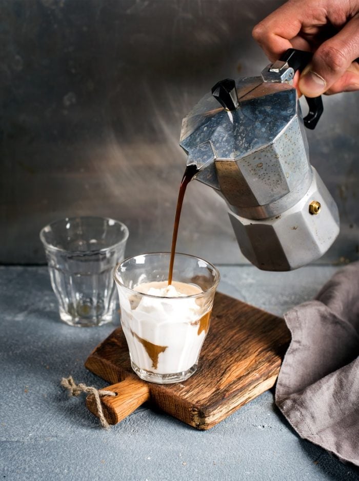 Eingießen aus Espressokocher