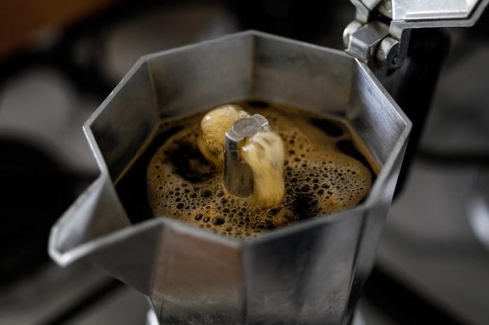 Geöffneter Espressokocher von oben mit einfließendem Kaffee