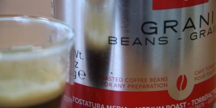 Illy Espresso-Röstung-N frisch zubereiteter Espresso neben Dose