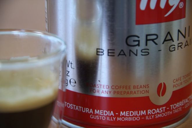 Illy Espresso-Röstung-N frisch zubereiteter Espresso neben Dose